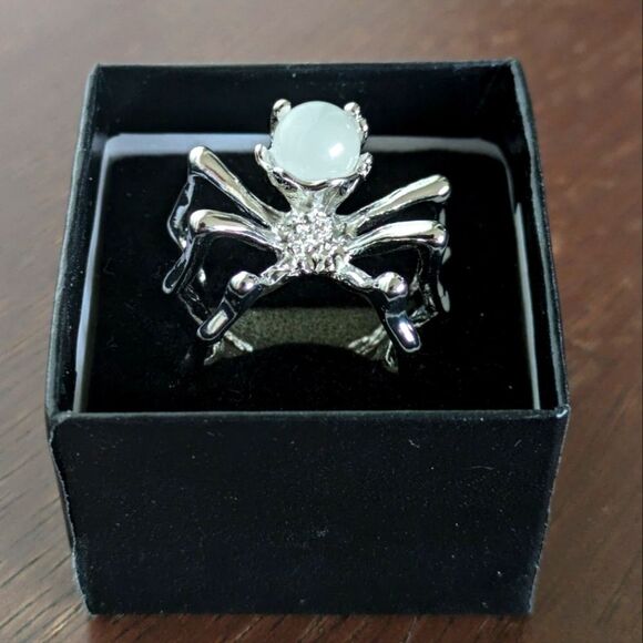 NWT Gorgeous Silvertone Spider Ring with Faux Moonstone - Picture 1 of 12